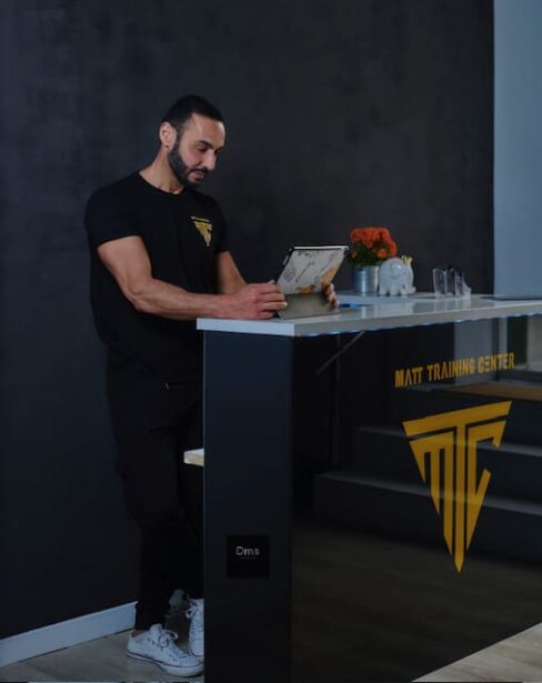 entrenador personal en valencia - matt en recepcion trabajando