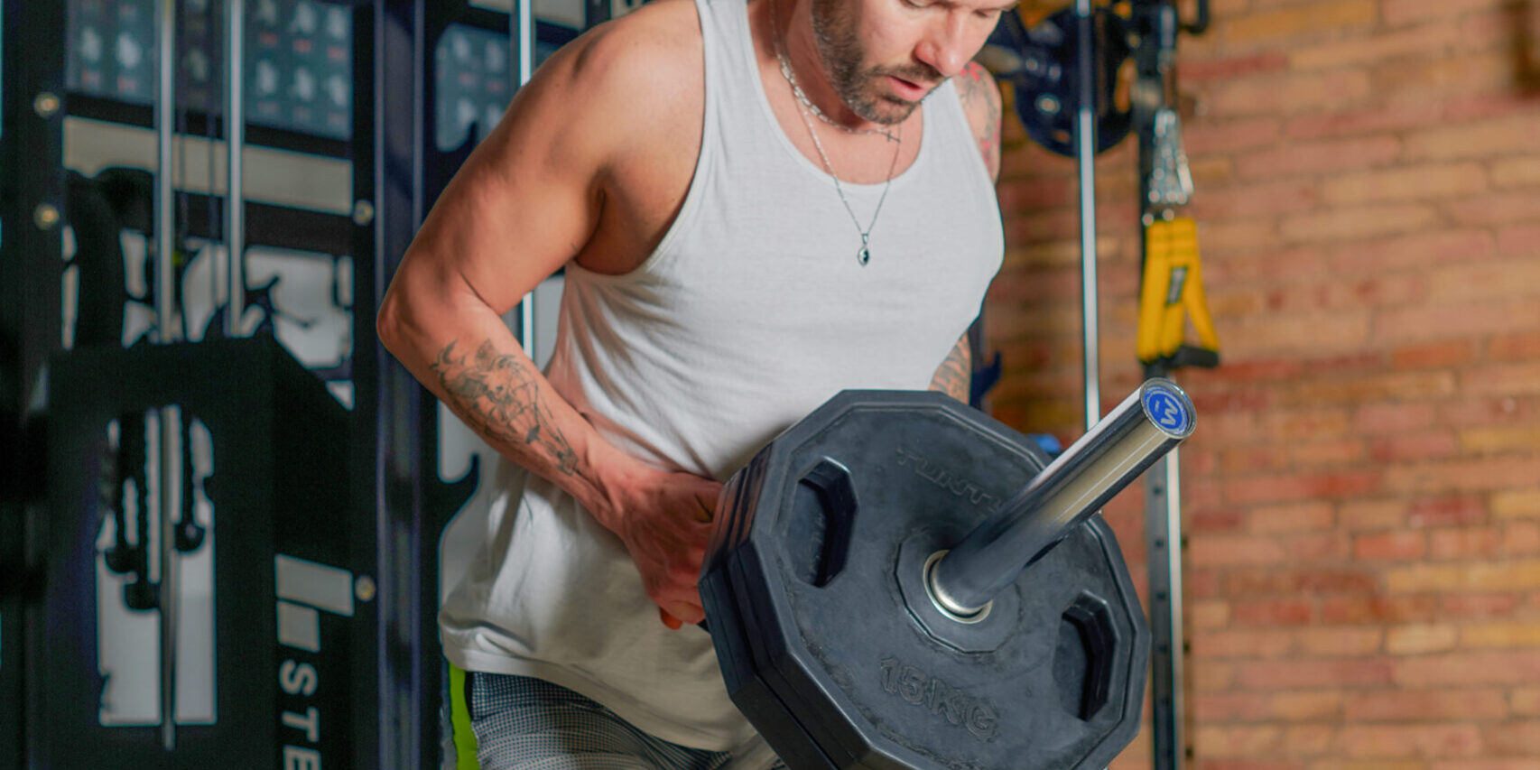 entrenador personal en valencia- oposiciones chico haciendo peso