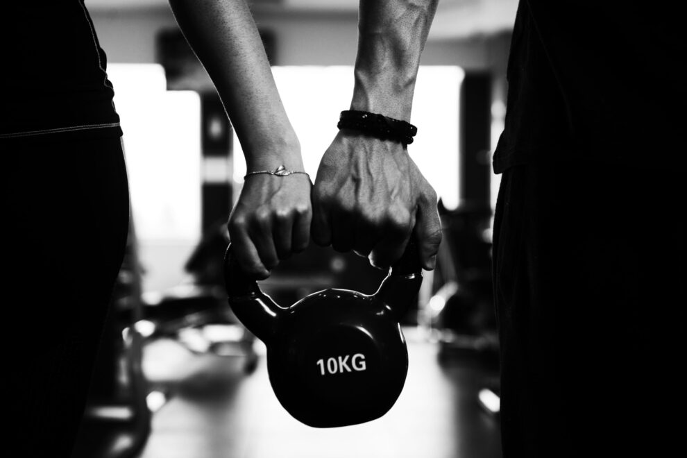 entrenamiento personalizado para lesiones en valencia - pesas dos personas