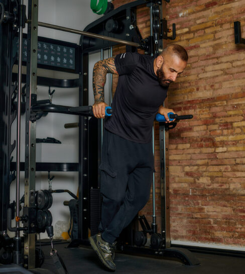 entrenador personal para preparar oposiciones en valencia - matt haciendo dominadas